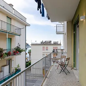 altido-spacious-flat-with-balcony-near-the-beach.hotelitalianriviera.com/